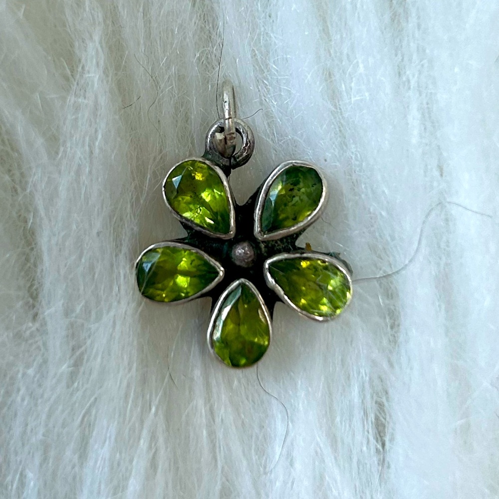 Sterling silver & peridot flower pendant